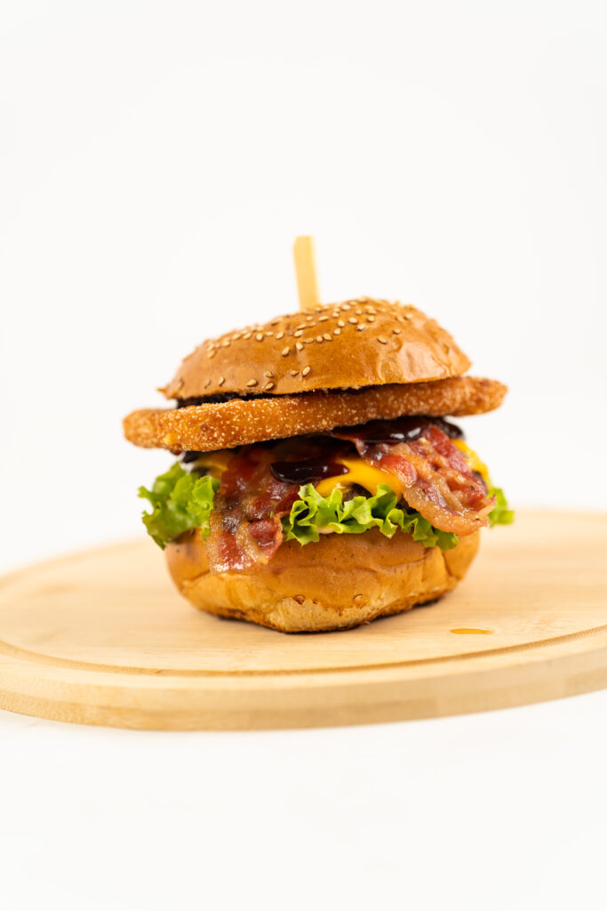 Hovädzí burger s vyprážaným syrom